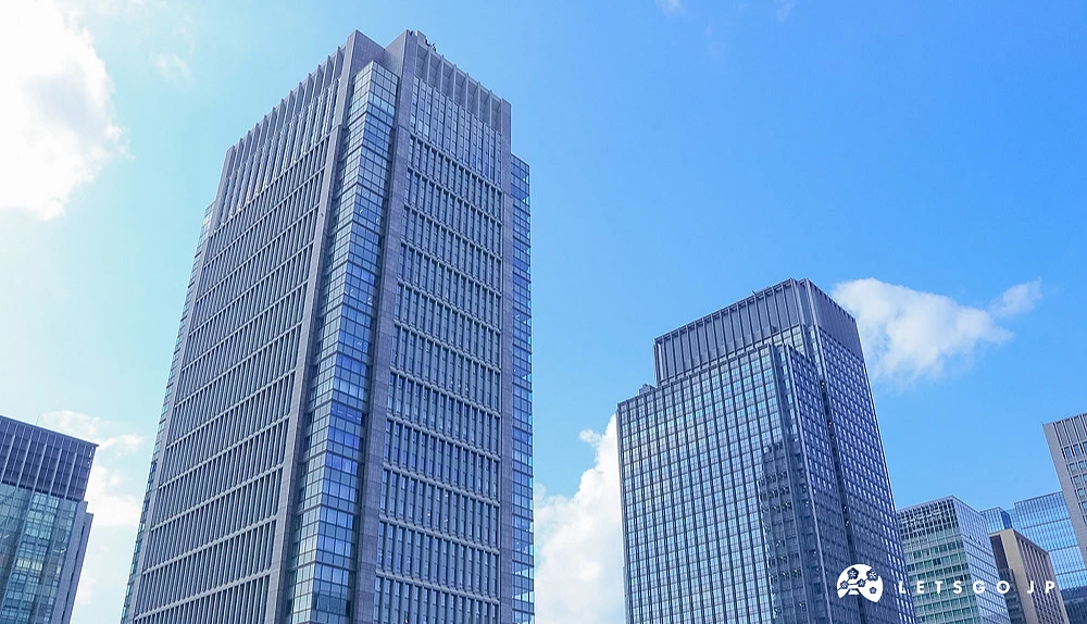 KITTE 丸之內大樓外觀,純白建築對面為現代玻璃帷幕高樓。